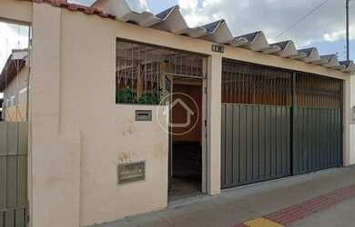 Imagem: A casa possui 3 Dormitórios, 1 Banheiro, 247m² de Área e