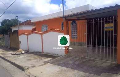 Imagem: A casa possui 2 Dormitórios, 1 Banheiro, 2 Vagas na garagem