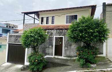 Imagem: A casa possui 3 Dormitórios, 3 Banheiros, 4 Vagas na garagem