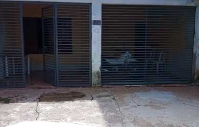 Imagem: A casa possui 2 Dormitórios, 1 Banheiro, 1 Vaga na garagem