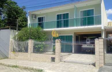 Imagem: A casa possui 3 Dormitórios, 1 Banheiro, 2 Vagas na garagem