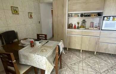 Imagem: A casa possui 4 Dormitórios, 2 Banheiros, 5 Vagas na garagem