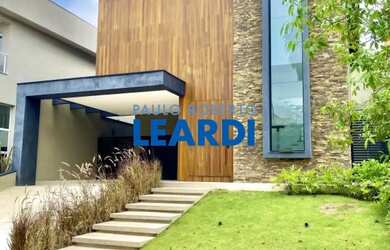 Imagem: A casa em condomínio possui 4 Dormitórios, 5 Banheiros, 4