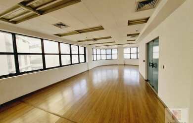 Imagem: O depósito possui 5 Vagas na garagem, 188m² de Área e está