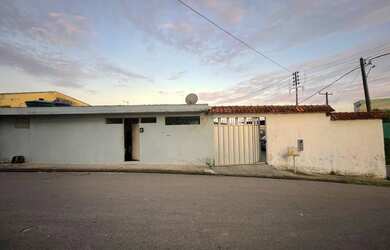 Imagem: A casa possui 4 Dormitórios, 4 Banheiros, 3 Vagas na garagem