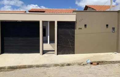 Imagem: A casa à venda possui 2 Dormitórios, 1 Banheiro, 2 Vagas na