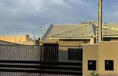 Imagem: A casa possui 3 Dormitórios, 1 Banheiro, 2 Vagas na garagem