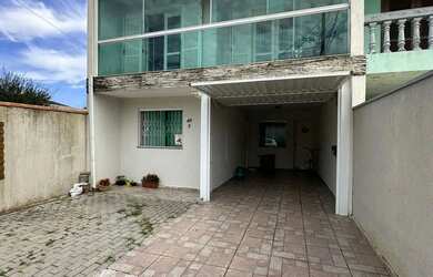 Imagem: A casa possui 3 Dormitórios, 3 Banheiros, 1 Vaga na garagem