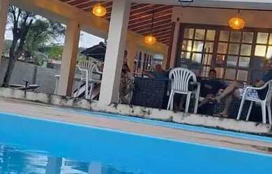 Imagem: A casa possui 4 Dormitórios, Acomodam 12 pessoas, 5 Vagas na