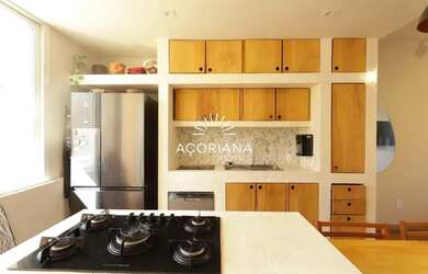 Imagem: A casa possui 4 Dormitórios, 2 Banheiros, 2 Vagas na garagem