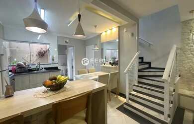 Imagem: A casa possui 3 Dormitórios, 3 Banheiros, 2 Vagas na garagem