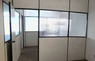 Imagem: O depósito possui 4 Vagas na garagem, 240m² de Área e está