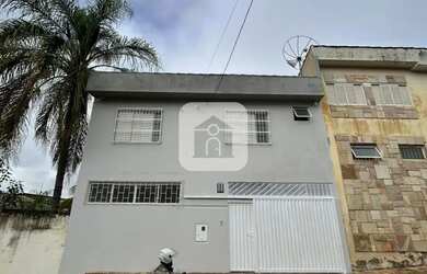 Imagem: A casa possui 3 Dormitórios, 2 Banheiros, 1 Vaga na garagem