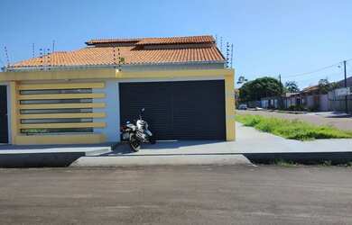 Imagem: A casa possui 3 Dormitórios, 3 Banheiros, 4 Vagas na garagem