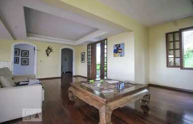 Imagem: A casa possui 3 Dormitórios, 3 Banheiros, 4 Vagas na garagem