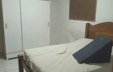 Imagem: A casa possui 3 Dormitórios, Acomodam 12 pessoas, 5 Vagas na