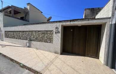 Imagem: A casa possui 4 Dormitórios, 4 Banheiros, 1 Vaga na garagem