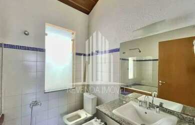 Imagem: A casa em condomínio possui 4 Dormitórios, 1 Banheiro, 1 Vaga