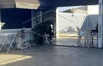 Imagem: A casa possui 3 Dormitórios, 2 Banheiros, 5 Vagas na garagem