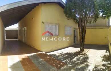 Imagem: A casa possui 3 Dormitórios, 1 Banheiro, 3 Vagas na garagem