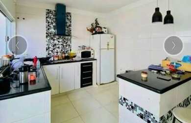 Imagem: A casa possui 2 Dormitórios, 2 Banheiros, 2 Vagas na garagem