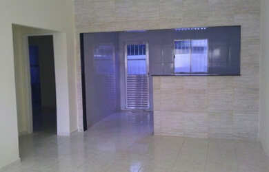 Imagem: A casa possui 3 Dormitórios, 2 Banheiros, 1 Vaga na garagem