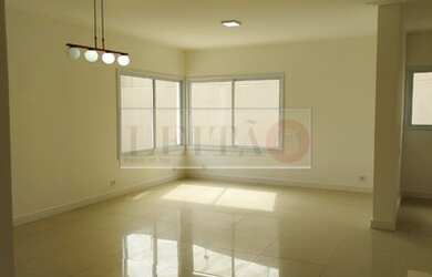 Imagem: A casa possui 3 Dormitórios, 3 Banheiros, 2 Vagas na garagem