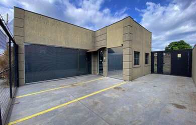 Imagem: O depósito possui 5 Vagas na garagem, 61m² de Área e está