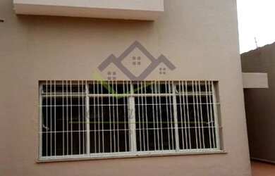 Imagem: A casa possui 3 Dormitórios, 3 Banheiros, 2 Vagas na garagem