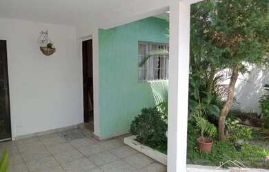 Imagem: A casa possui 3 Dormitórios, 2 Banheiros, 1 Vaga na garagem