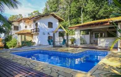 Imagem: A casa possui 4 Dormitórios, 5 Banheiros, 255m² de Área e