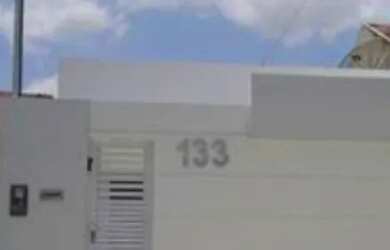 Imagem: A casa possui 1 Dormitório, 1 Banheiro, 1 Vaga na garagem