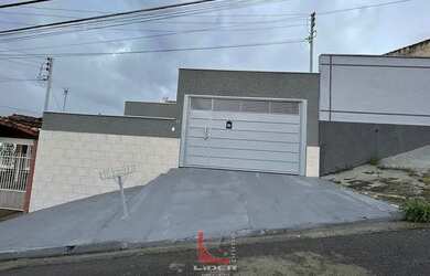 Imagem: A casa possui 3 Dormitórios, 1 Banheiro, 2 Vagas na garagem