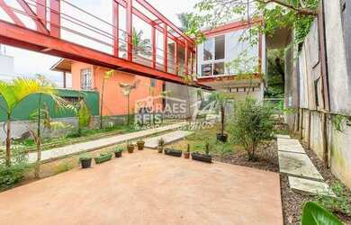 Imagem: A casa possui 4 Dormitórios, 5 Banheiros, 3 Vagas na garagem