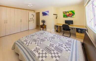 Imagem 8: Espetacular 4 dormitórios 2 suites sendo uma Master, 2 banheiros Reformados...