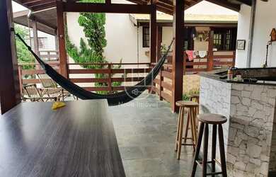 Imagem: A casa possui 3 Dormitórios, 2 Banheiros, 2 Vagas na garagem