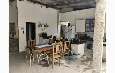 Imagem: A casa possui 3 Dormitórios, 2 Banheiros, 2 Vagas na garagem