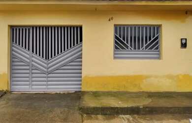 Imagem: A casa possui 2 Dormitórios, 1 Banheiro, 1 Vaga na garagem