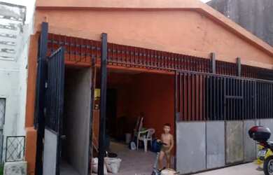 Imagem: A casa possui 2 Dormitórios, 1 Banheiro, 1 Vaga na garagem