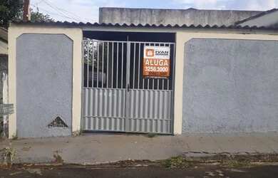 Imagem: A casa possui 2 Dormitórios, 1 Banheiro, 2 Vagas na garagem