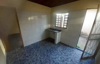 Imagem: A casa possui 2 Dormitórios, 1 Banheiro, 1 Vaga na garagem