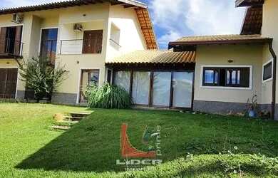 Imagem: A casa possui 5 Dormitórios, 5 Banheiros, 4 Vagas na garagem