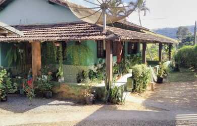 Imagem: A casa possui 2 Dormitórios, 2 Banheiros, 2 Vagas na garagem