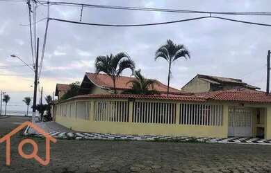 Imagem: A casa possui 4 Dormitórios, 3 Banheiros, 5 Vagas na garagem