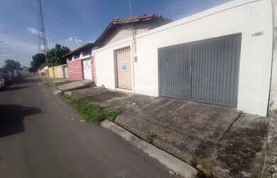 Imagem: A casa possui 3 Dormitórios, 1 Banheiro, 1 Vaga na garagem