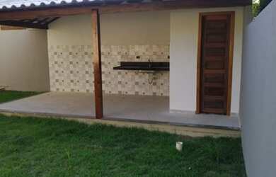 Imagem: A casa possui 2 Dormitórios, 2 Banheiros, 3 Vagas na garagem