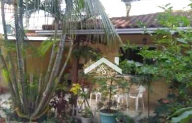 Imagem: A casa possui 4 Dormitórios, 2 Banheiros, 3 Vagas na garagem