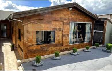 Imagem: A casa possui 5 Dormitórios, 3 Banheiros, 2 Vagas na garagem