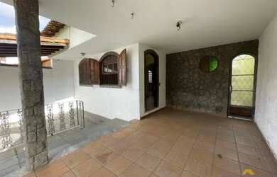 Imagem: A casa possui 3 Dormitórios, 3 Banheiros, 2 Vagas na garagem