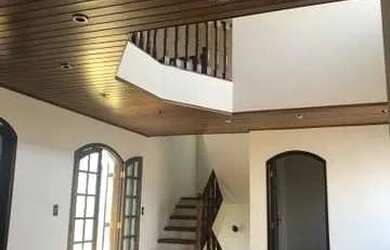 Imagem: A casa possui 4 Dormitórios, 4 Banheiros, 5 Vagas na garagem